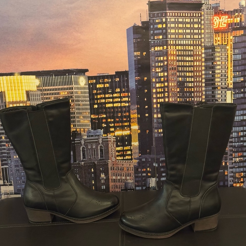 Women's Propet leather heeled boot excellent condition size 8